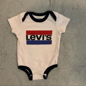 🌟3/$15🌟 Levi’s 0-6M Logo Onesie Bodysuit